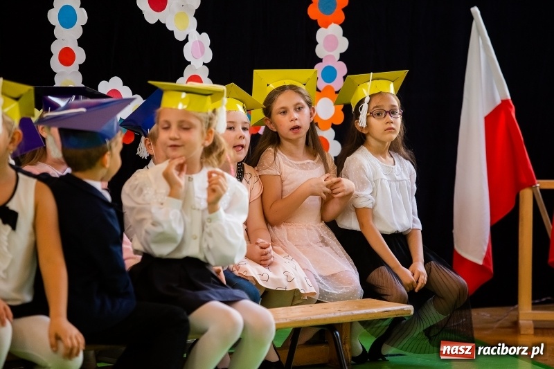Zdjęcie w galerii na portalu naszraciborz.pl: Uroczyste pasowanie na ucznia w Szkole Podstawowej nr 13 wiadomości z regionu