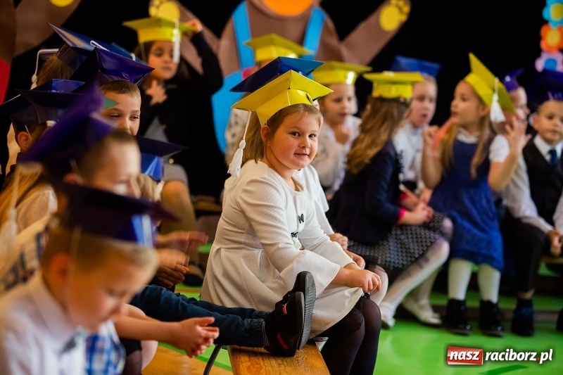 Zdjęcie w galerii na portalu naszraciborz.pl: Uroczyste pasowanie na ucznia w Szkole Podstawowej nr 13 wiadomości z regionu