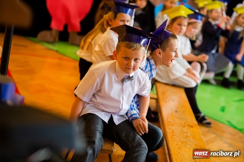 Zdjęcie w galerii na portalu naszraciborz.pl: Uroczyste pasowanie na ucznia w Szkole Podstawowej nr 13 wiadomości z regionu