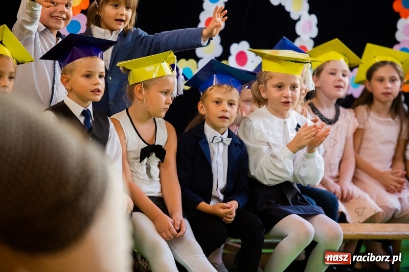 Zdjęcie w galerii na portalu naszraciborz.pl: Uroczyste pasowanie na ucznia w Szkole Podstawowej nr 13 wiadomości z regionu