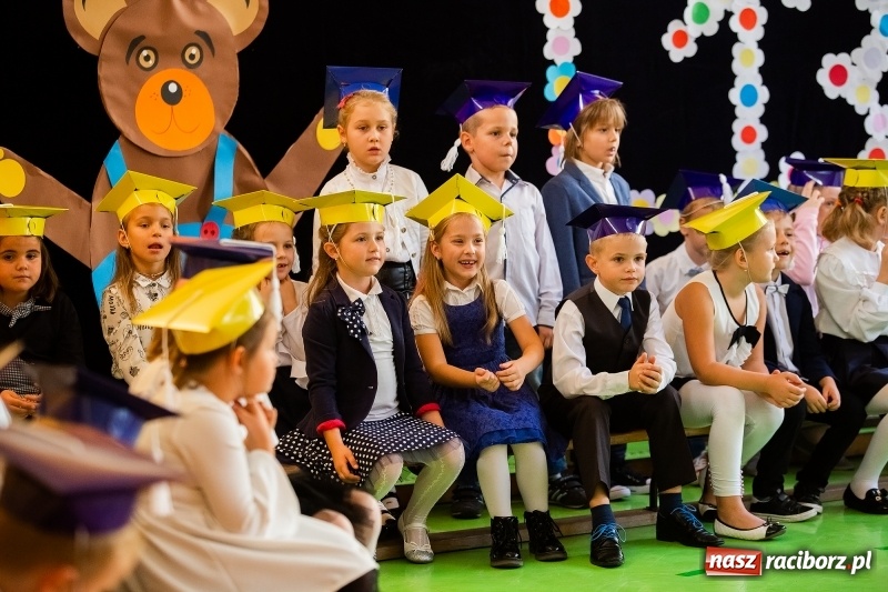 Zdjęcie w galerii na portalu naszraciborz.pl: Uroczyste pasowanie na ucznia w Szkole Podstawowej nr 13 wiadomości z regionu