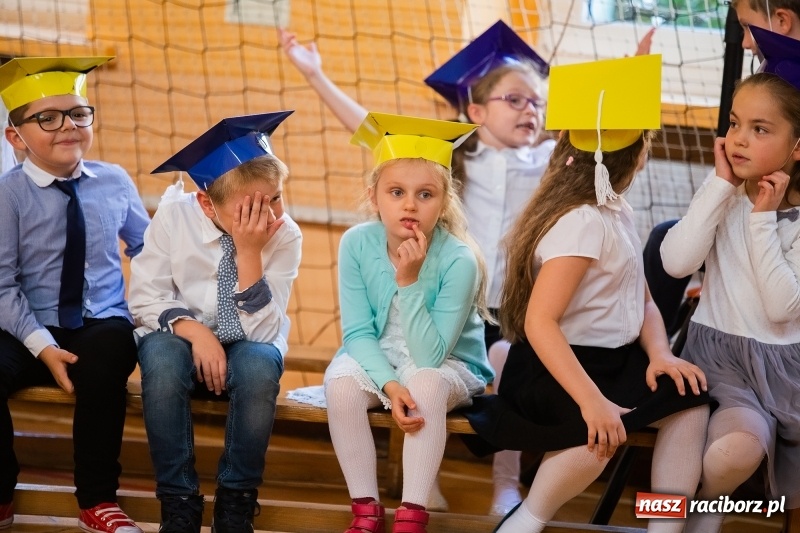 Zdjęcie w galerii na portalu naszraciborz.pl: Uroczyste pasowanie na ucznia w Szkole Podstawowej nr 13 wiadomości z regionu