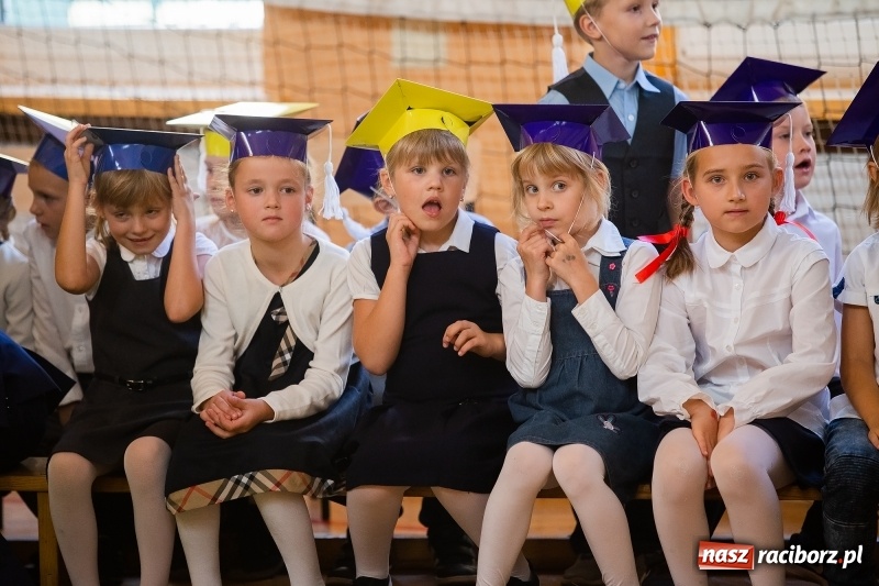 Zdjęcie w galerii na portalu naszraciborz.pl: Uroczyste pasowanie na ucznia w Szkole Podstawowej nr 13 wiadomości z regionu