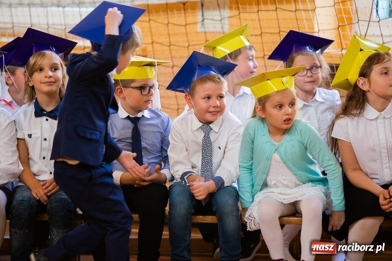 Zdjęcie w galerii na portalu naszraciborz.pl: Uroczyste pasowanie na ucznia w Szkole Podstawowej nr 13 wiadomości z regionu