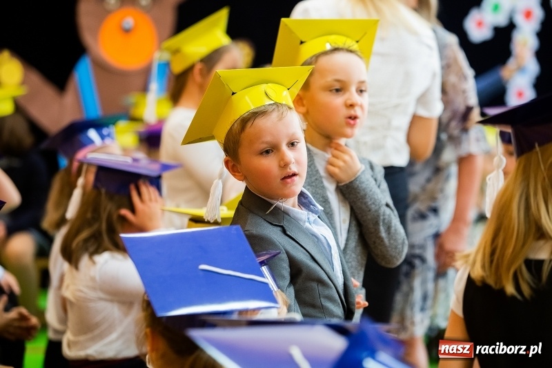 Zdjęcie w galerii na portalu naszraciborz.pl: Uroczyste pasowanie na ucznia w Szkole Podstawowej nr 13 wiadomości z regionu