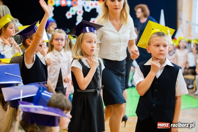 Zdjęcie w galerii na portalu naszraciborz.pl: Uroczyste pasowanie na ucznia w Szkole Podstawowej nr 13 wiadomości z regionu