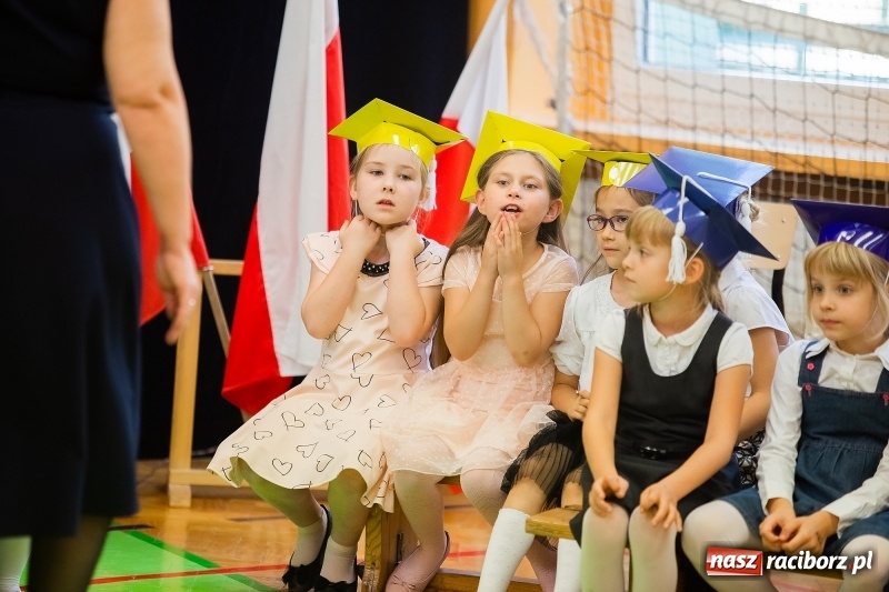 Zdjęcie w galerii na portalu naszraciborz.pl: Uroczyste pasowanie na ucznia w Szkole Podstawowej nr 13 wiadomości z regionu