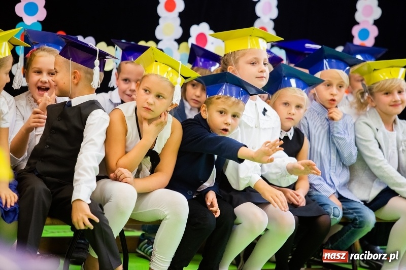 Zdjęcie w galerii na portalu naszraciborz.pl: Uroczyste pasowanie na ucznia w Szkole Podstawowej nr 13 wiadomości z regionu