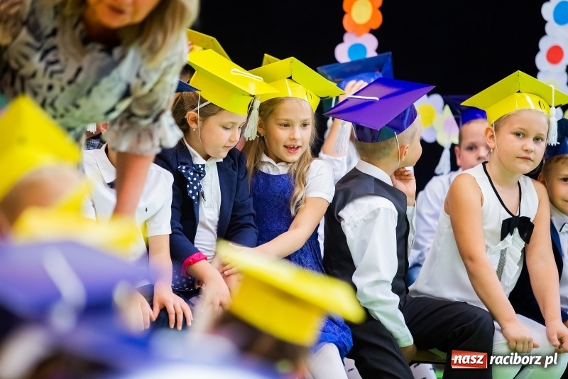 Zdjęcie w galerii na portalu naszraciborz.pl: Uroczyste pasowanie na ucznia w Szkole Podstawowej nr 13 wiadomości z regionu