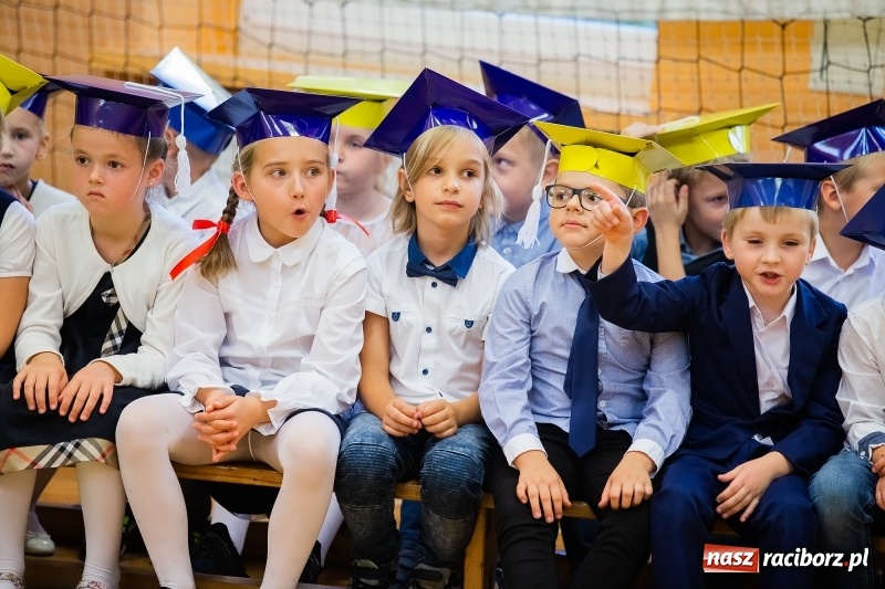 Zdjęcie w galerii na portalu naszraciborz.pl: Uroczyste pasowanie na ucznia w Szkole Podstawowej nr 13 wiadomości z regionu