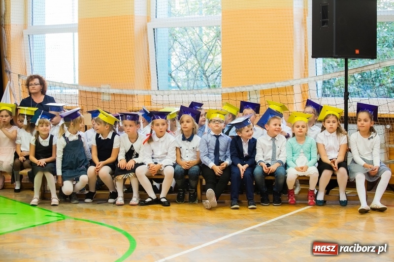 Zdjęcie w galerii na portalu naszraciborz.pl: Uroczyste pasowanie na ucznia w Szkole Podstawowej nr 13 wiadomości z regionu