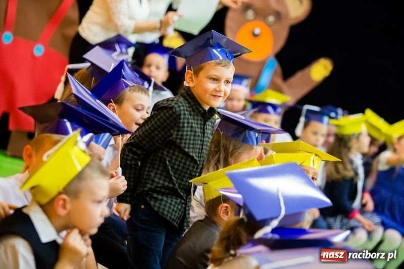 Zdjęcie w galerii na portalu naszraciborz.pl: Uroczyste pasowanie na ucznia w Szkole Podstawowej nr 13 wiadomości z regionu