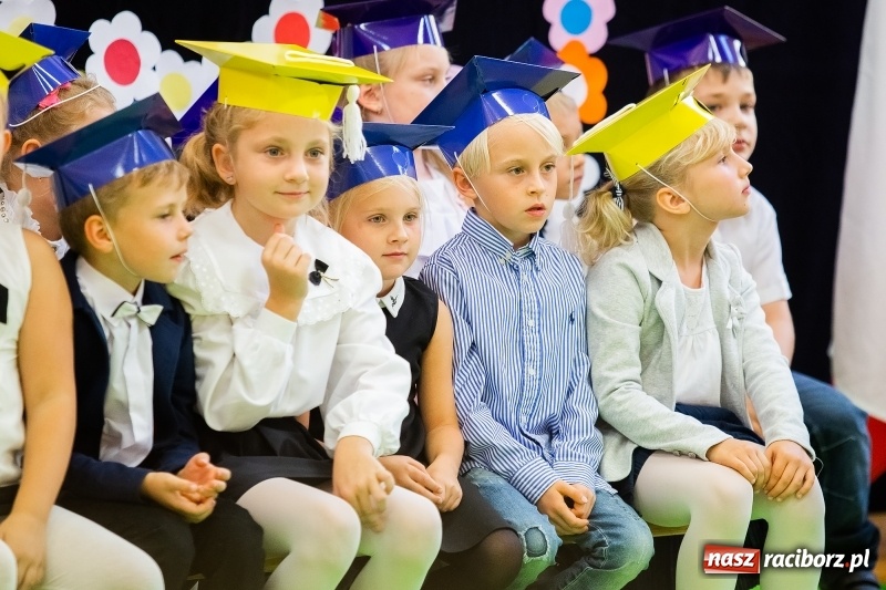 Zdjęcie w galerii na portalu naszraciborz.pl: Uroczyste pasowanie na ucznia w Szkole Podstawowej nr 13 wiadomości z regionu