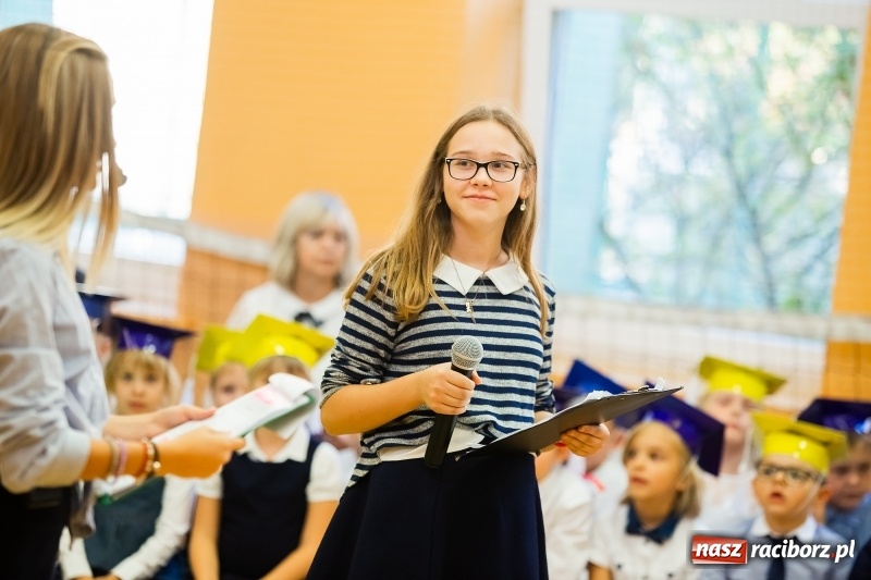 Zdjęcie w galerii na portalu naszraciborz.pl: Uroczyste pasowanie na ucznia w Szkole Podstawowej nr 13 wiadomości z regionu