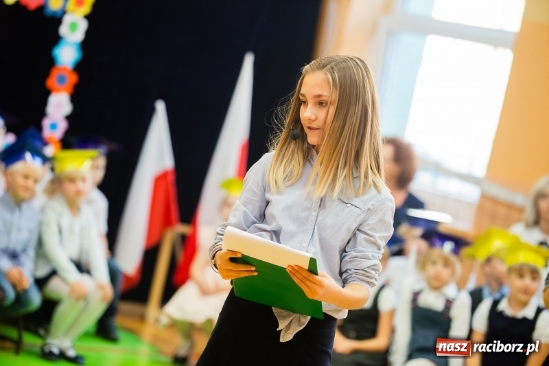 Zdjęcie w galerii na portalu naszraciborz.pl: Uroczyste pasowanie na ucznia w Szkole Podstawowej nr 13 wiadomości z regionu