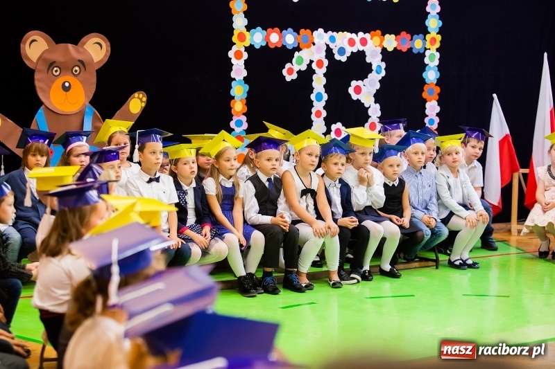 Zdjęcie w galerii na portalu naszraciborz.pl: Uroczyste pasowanie na ucznia w Szkole Podstawowej nr 13 wiadomości z regionu