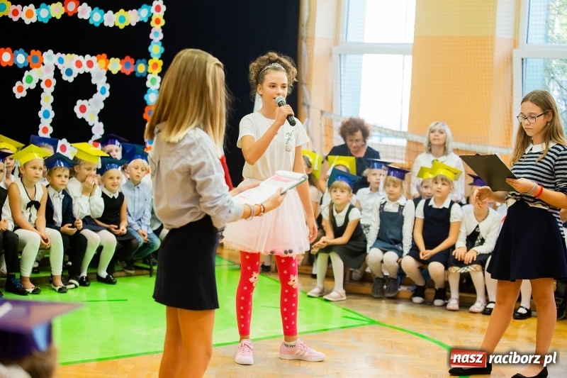Zdjęcie w galerii na portalu naszraciborz.pl: Uroczyste pasowanie na ucznia w Szkole Podstawowej nr 13 wiadomości z regionu