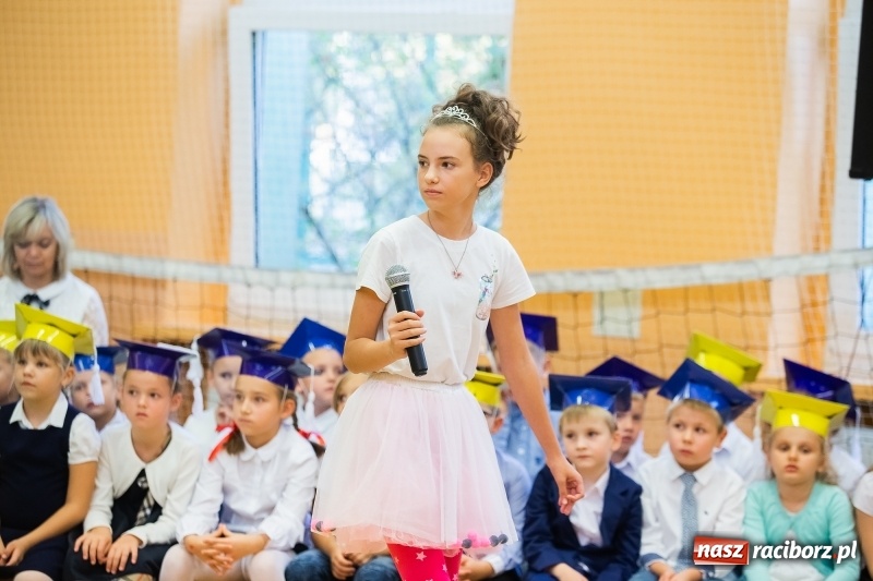 Zdjęcie w galerii na portalu naszraciborz.pl: Uroczyste pasowanie na ucznia w Szkole Podstawowej nr 13 wiadomości z regionu