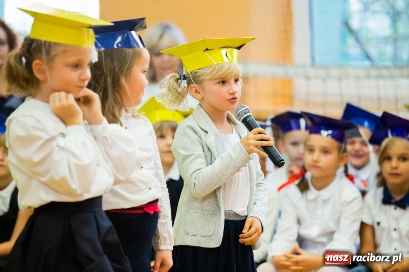 Zdjęcie w galerii na portalu naszraciborz.pl: Uroczyste pasowanie na ucznia w Szkole Podstawowej nr 13 wiadomości z regionu