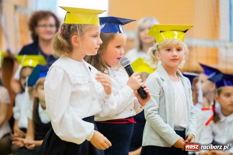 Zdjęcie w galerii na portalu naszraciborz.pl: Uroczyste pasowanie na ucznia w Szkole Podstawowej nr 13 wiadomości z regionu