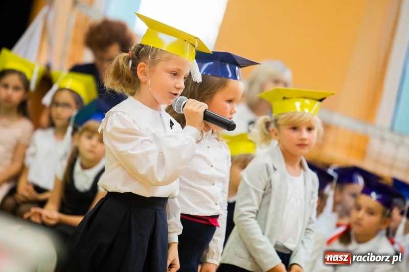 Zdjęcie w galerii na portalu naszraciborz.pl: Uroczyste pasowanie na ucznia w Szkole Podstawowej nr 13 wiadomości z regionu