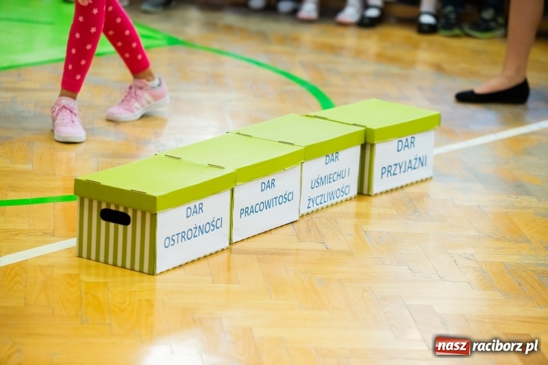 Zdjęcie w galerii na portalu naszraciborz.pl: Uroczyste pasowanie na ucznia w Szkole Podstawowej nr 13 wiadomości z regionu