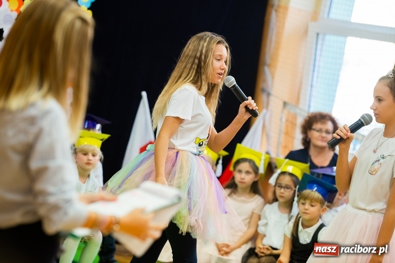 Zdjęcie w galerii na portalu naszraciborz.pl: Uroczyste pasowanie na ucznia w Szkole Podstawowej nr 13 wiadomości z regionu