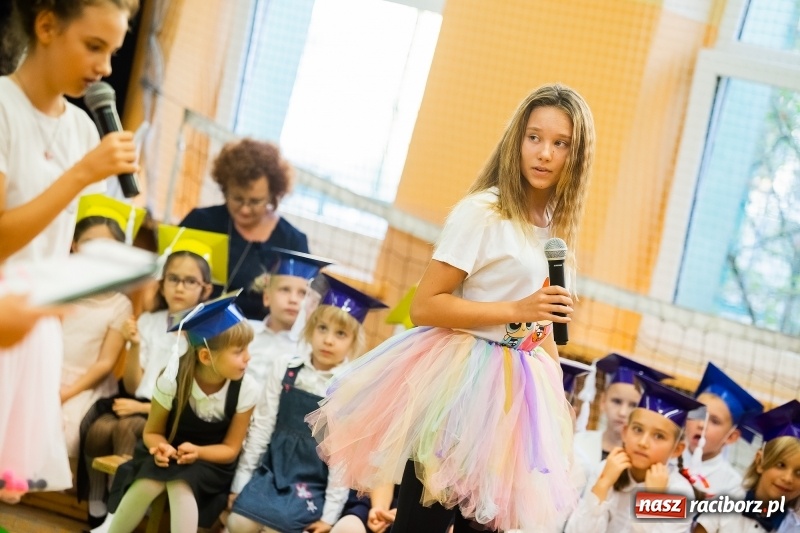 Zdjęcie w galerii na portalu naszraciborz.pl: Uroczyste pasowanie na ucznia w Szkole Podstawowej nr 13 wiadomości z regionu