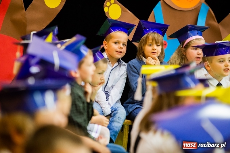 Zdjęcie w galerii na portalu naszraciborz.pl: Uroczyste pasowanie na ucznia w Szkole Podstawowej nr 13 wiadomości z regionu