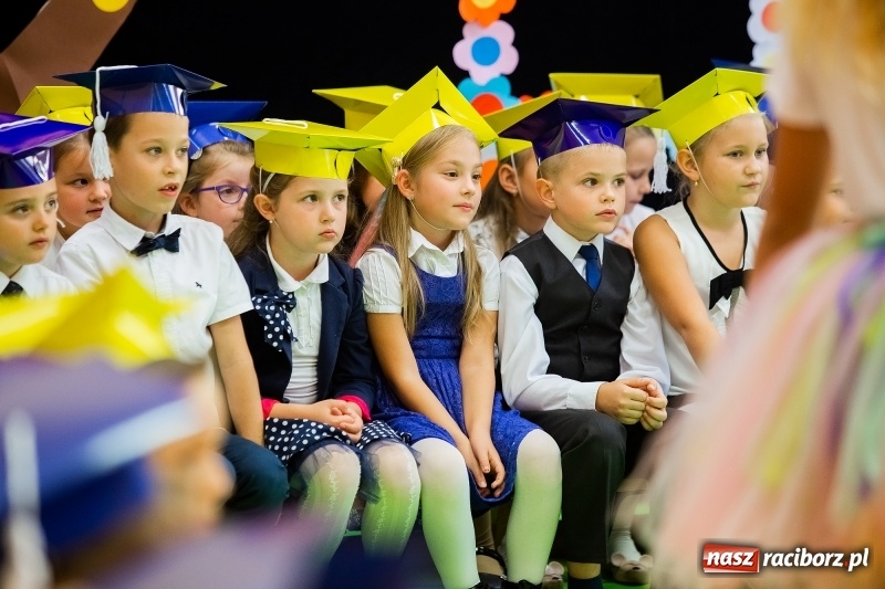 Zdjęcie w galerii na portalu naszraciborz.pl: Uroczyste pasowanie na ucznia w Szkole Podstawowej nr 13 wiadomości z regionu