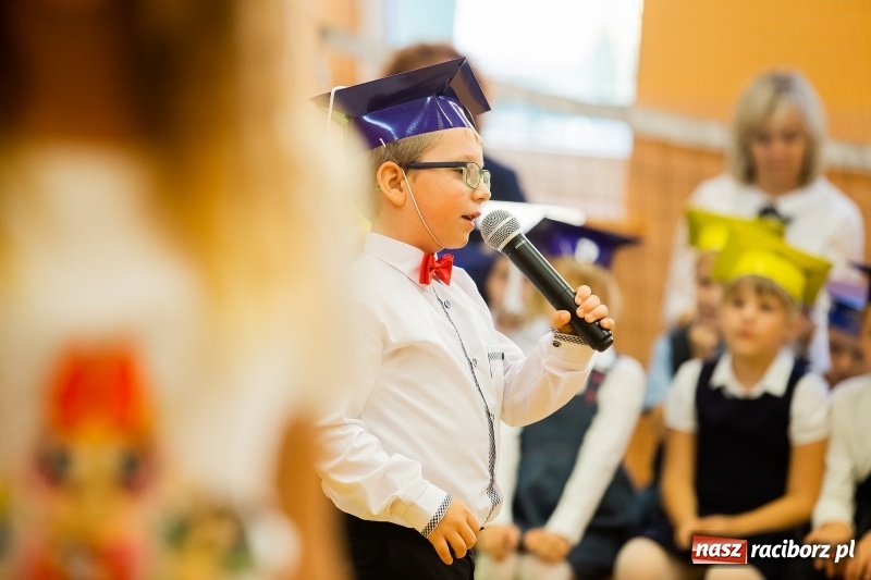 Zdjęcie w galerii na portalu naszraciborz.pl: Uroczyste pasowanie na ucznia w Szkole Podstawowej nr 13 wiadomości z regionu