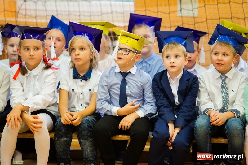 Zdjęcie w galerii na portalu naszraciborz.pl: Uroczyste pasowanie na ucznia w Szkole Podstawowej nr 13 wiadomości z regionu