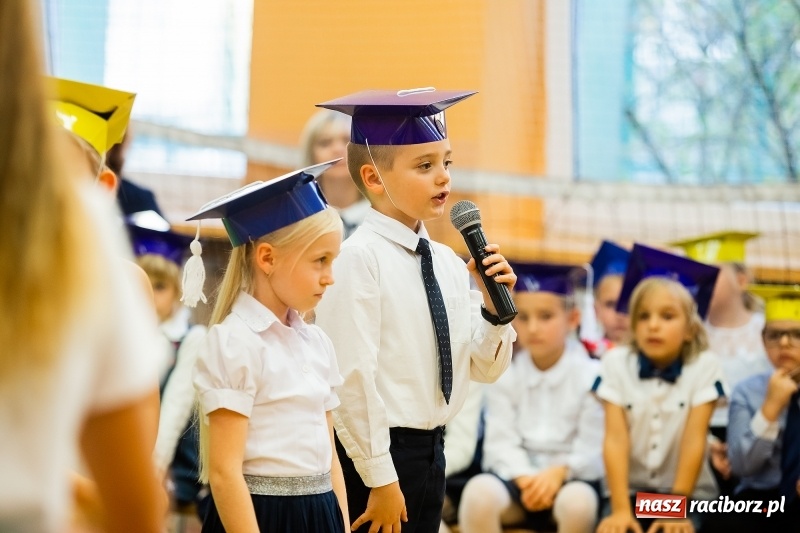 Zdjęcie w galerii na portalu naszraciborz.pl: Uroczyste pasowanie na ucznia w Szkole Podstawowej nr 13 wiadomości z regionu