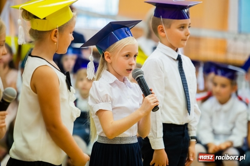 Zdjęcie w galerii na portalu naszraciborz.pl: Uroczyste pasowanie na ucznia w Szkole Podstawowej nr 13 wiadomości z regionu