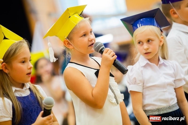 Zdjęcie w galerii na portalu naszraciborz.pl: Uroczyste pasowanie na ucznia w Szkole Podstawowej nr 13 wiadomości z regionu
