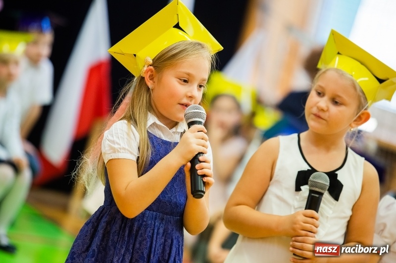 Zdjęcie w galerii na portalu naszraciborz.pl: Uroczyste pasowanie na ucznia w Szkole Podstawowej nr 13 wiadomości z regionu