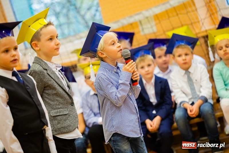 Zdjęcie w galerii na portalu naszraciborz.pl: Uroczyste pasowanie na ucznia w Szkole Podstawowej nr 13 wiadomości z regionu
