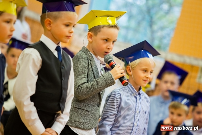 Zdjęcie w galerii na portalu naszraciborz.pl: Uroczyste pasowanie na ucznia w Szkole Podstawowej nr 13 wiadomości z regionu