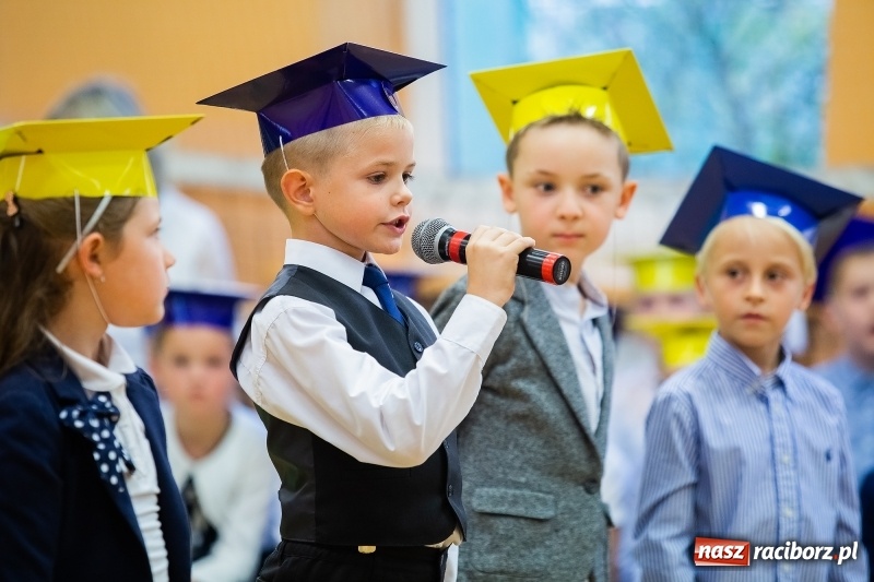 Zdjęcie w galerii na portalu naszraciborz.pl: Uroczyste pasowanie na ucznia w Szkole Podstawowej nr 13 wiadomości z regionu