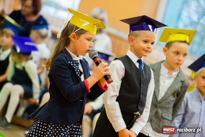 Zdjęcie w galerii na portalu naszraciborz.pl: Uroczyste pasowanie na ucznia w Szkole Podstawowej nr 13 wiadomości z regionu