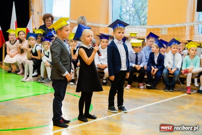 Zdjęcie w galerii na portalu naszraciborz.pl: Uroczyste pasowanie na ucznia w Szkole Podstawowej nr 13 wiadomości z regionu
