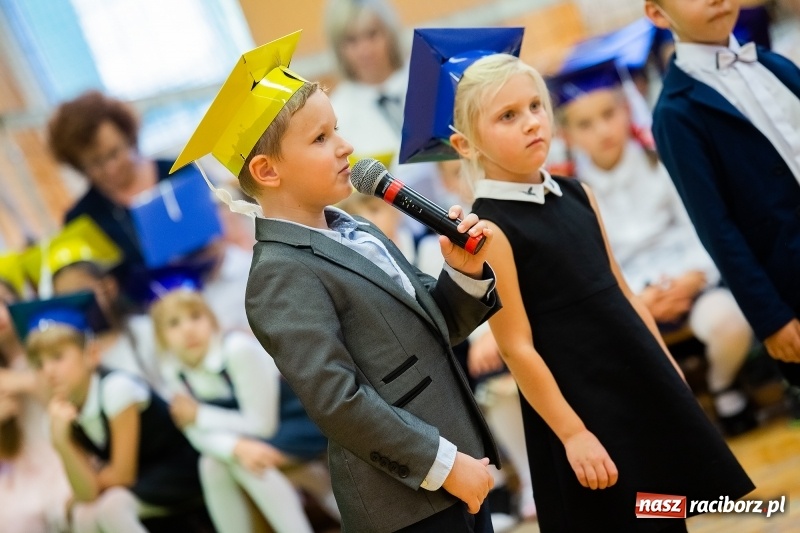 Zdjęcie w galerii na portalu naszraciborz.pl: Uroczyste pasowanie na ucznia w Szkole Podstawowej nr 13 wiadomości z regionu