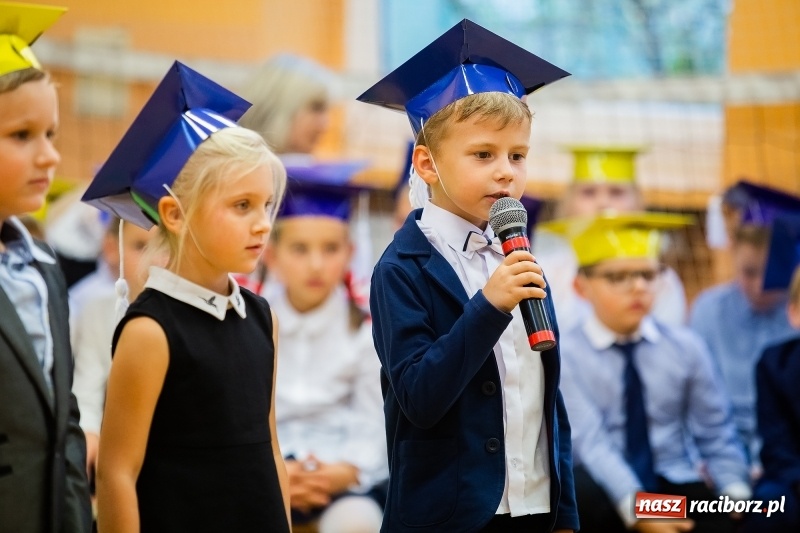 Zdjęcie w galerii na portalu naszraciborz.pl: Uroczyste pasowanie na ucznia w Szkole Podstawowej nr 13 wiadomości z regionu