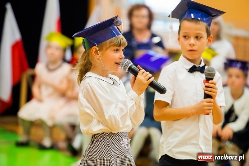 Zdjęcie w galerii na portalu naszraciborz.pl: Uroczyste pasowanie na ucznia w Szkole Podstawowej nr 13 wiadomości z regionu