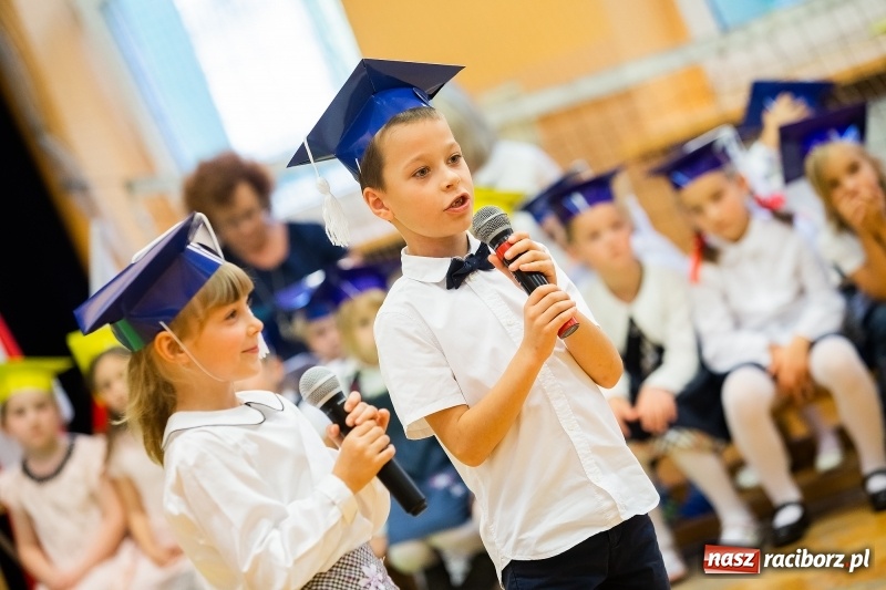 Zdjęcie w galerii na portalu naszraciborz.pl: Uroczyste pasowanie na ucznia w Szkole Podstawowej nr 13 wiadomości z regionu