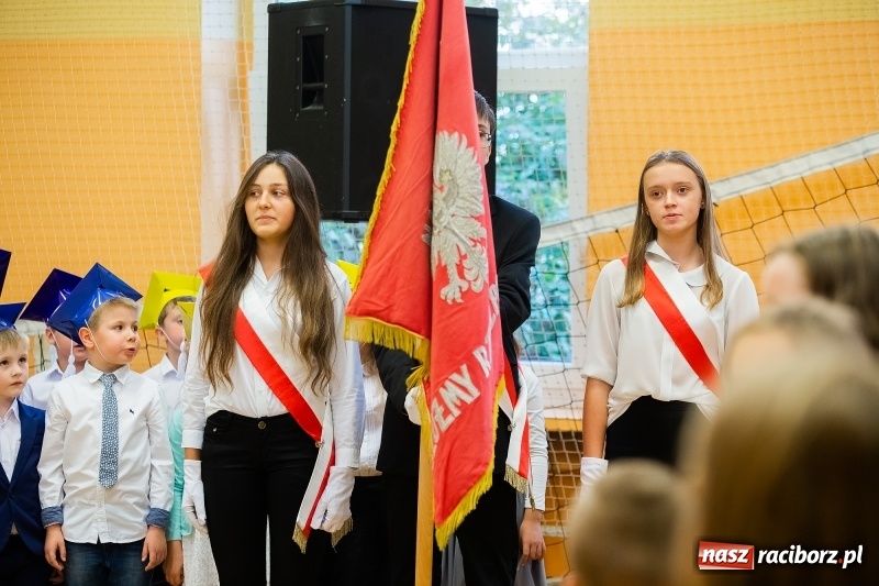 Zdjęcie w galerii na portalu naszraciborz.pl: Uroczyste pasowanie na ucznia w Szkole Podstawowej nr 13 wiadomości z regionu