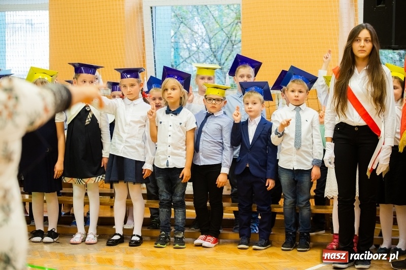 Zdjęcie w galerii na portalu naszraciborz.pl: Uroczyste pasowanie na ucznia w Szkole Podstawowej nr 13 wiadomości z regionu