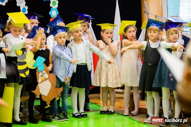 Zdjęcie w galerii na portalu naszraciborz.pl: Uroczyste pasowanie na ucznia w Szkole Podstawowej nr 13 wiadomości z regionu