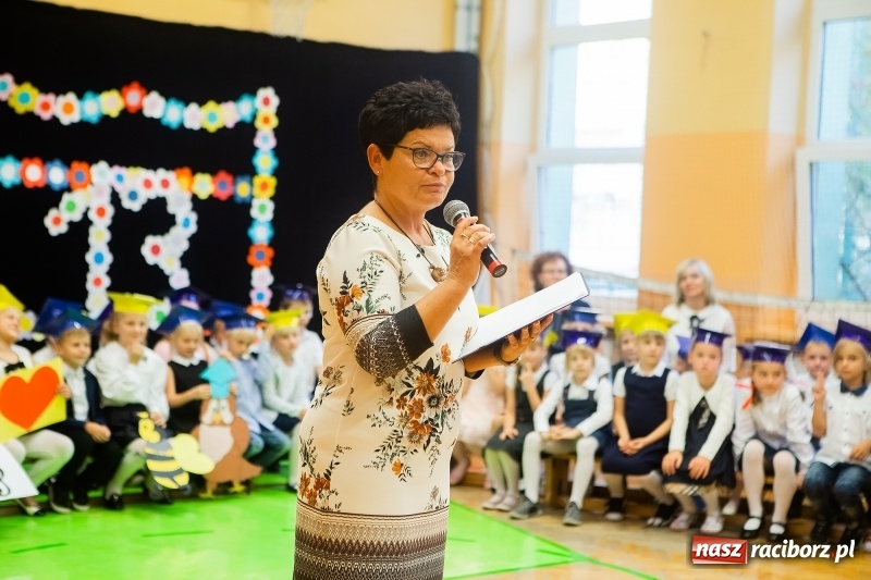 Zdjęcie w galerii na portalu naszraciborz.pl: Uroczyste pasowanie na ucznia w Szkole Podstawowej nr 13 wiadomości z regionu