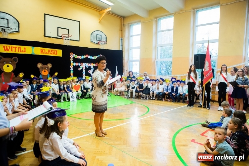 Zdjęcie w galerii na portalu naszraciborz.pl: Uroczyste pasowanie na ucznia w Szkole Podstawowej nr 13 wiadomości z regionu